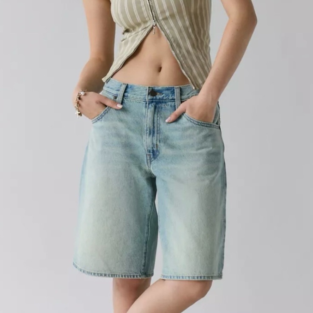 🆕- Levi’s Mid-Rise Baggy Dad Jort. Size: 31